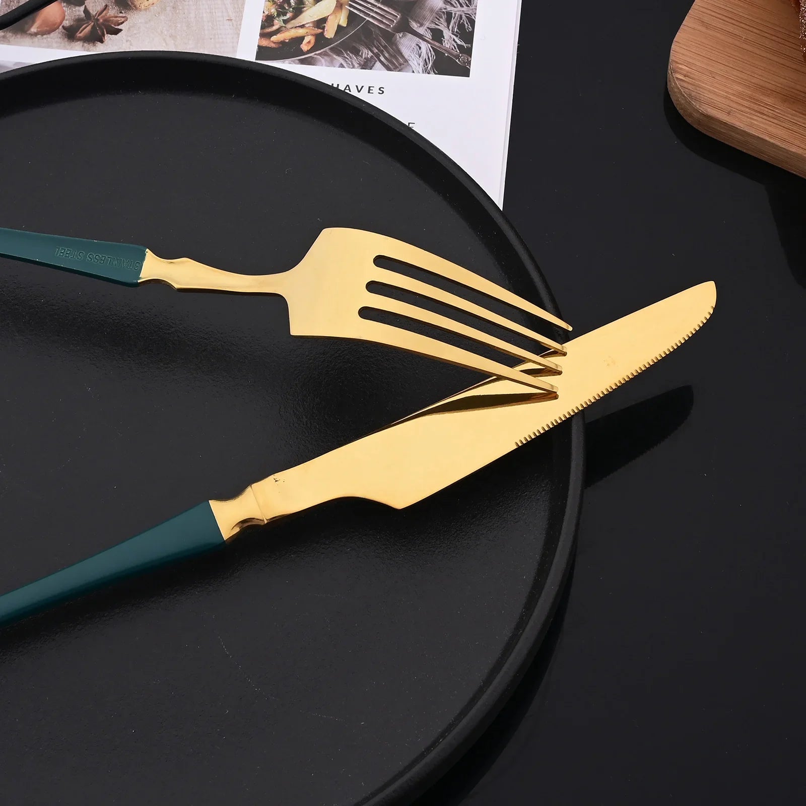 Cravinc 16-Piece Green Gold Stainless Steel Cutlery Set for Elegant Dining